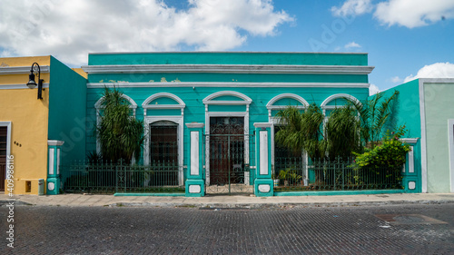 Foto Facade of typical Mexican colonial building in Merida, Yucatan, Mexico
