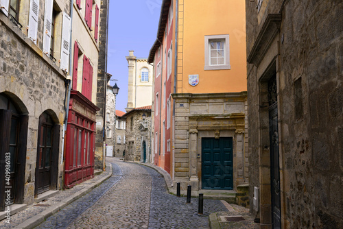 Rue Cardinal de Polignac colorée au Puy-en-Velay (43000) depuis la Rue des pèlerins, département de Haute-Loire en région Auvergne-Rhône-Alpes, France