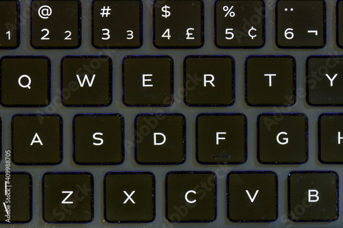 Pedaço de teclado qwerty padrão ABNT2 com poeira