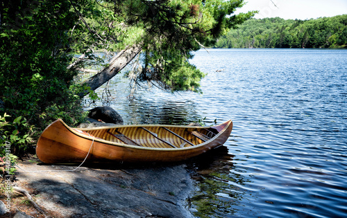 Fototapeta Naklejka Na Ścianę i Meble -  cedar strip canoe on the lake