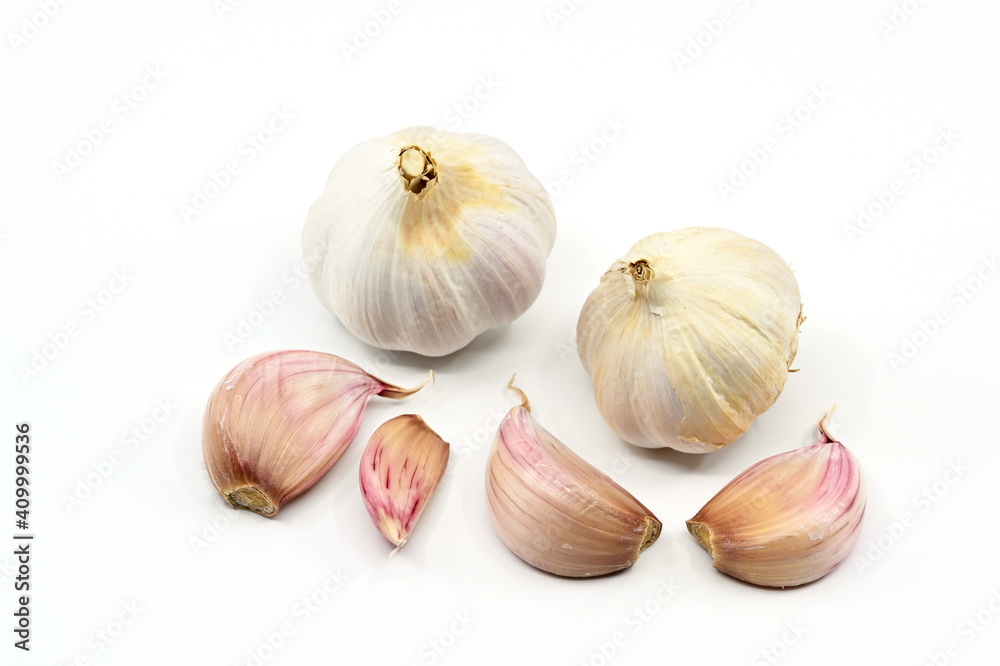 Obraz premium Close up of cloves and bulbs of fresh garlic or 