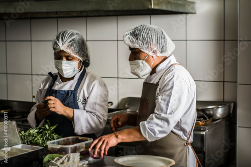 Chef, cocineros y protocolos de seguridad sanitarias. photo