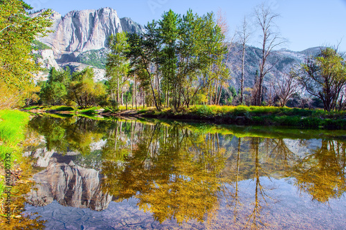 Fototapeta Naklejka Na Ścianę i Meble -  The El Capitan is reflected in the water