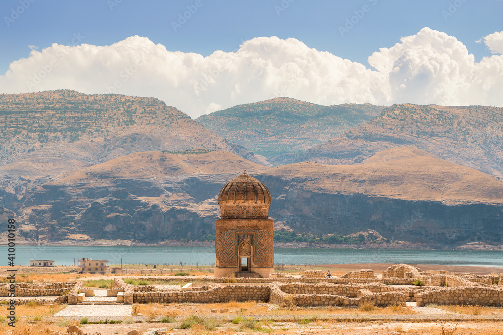Φωτογραφία Zeynel Bey tomb (Zeynel Bey Turbesi) in its new place, where it was moved recent