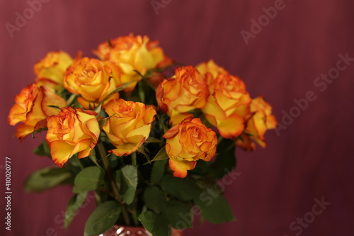 Gelbe Rote Blumen für Valentins 