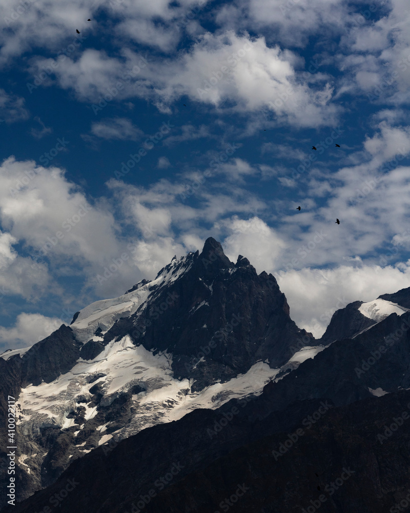 Obraz premium Mountain peak covered in snow
