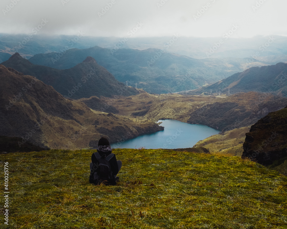 Naklejka premium woman hiking in the mountains and watching the landscape 