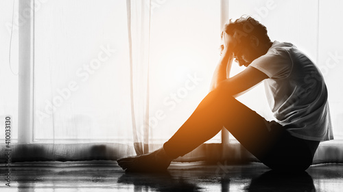 Fotografie man sitting alone at home looking sorrow with desperate and depressed