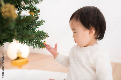 クリスマスの飾り付けをする小さな子ども