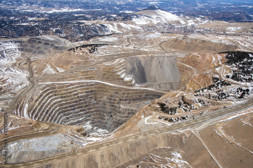 Aerial view of large open pit gold mine near Cripple Creek, Colorado, USA Fotobehang