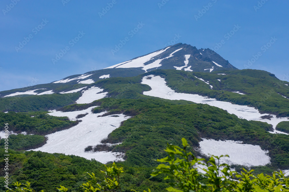 Fototapeta premium 初夏の残雪の鳥海山を望む