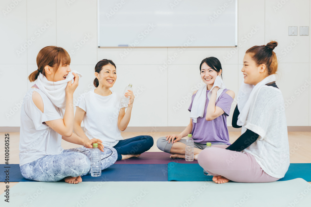 スポーツジムで談笑する女性たち
