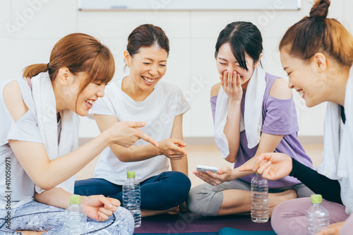 スポーツジムで談笑する女性たち 