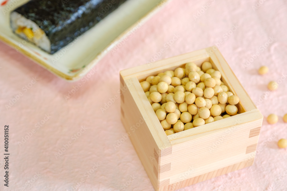 枡に入った大豆と恵方巻 節分 枡に入った大豆と恵方巻 節分