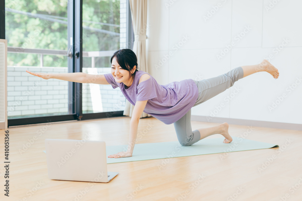 Fototapeta premium オンラインヨガ教室・スポーツジム・筋トレ 
