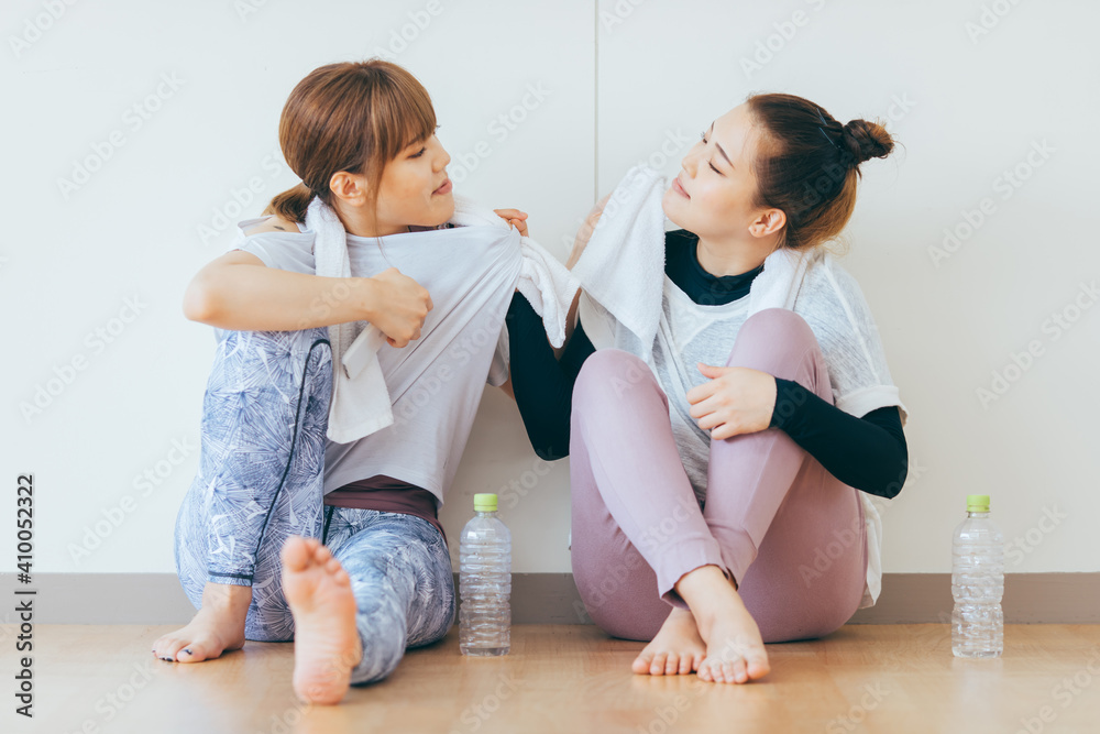 スポーツジムで休憩する女性たち
スポーツジムで休憩する女性たち