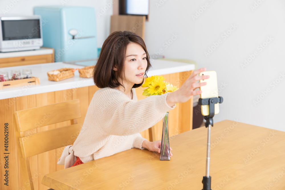 自撮りをする女性 自撮りをする女性