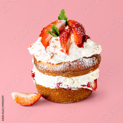 Valokuvatapetti Cute mini strawberry shortcake on pink