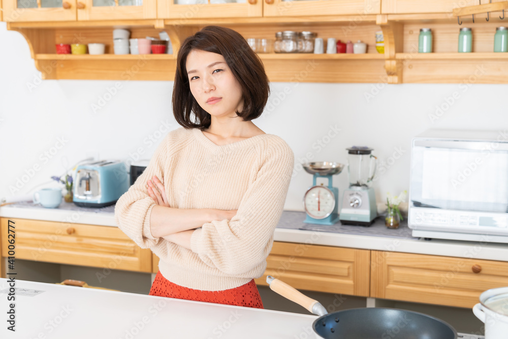 料理をする女性 考える 料理をする女性 考える