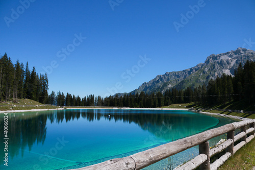 Bellissimo panorama delle montagne dal sentiero del lago Montagnoli in Trentino, viaggi e paesaggi in Italia © Sara