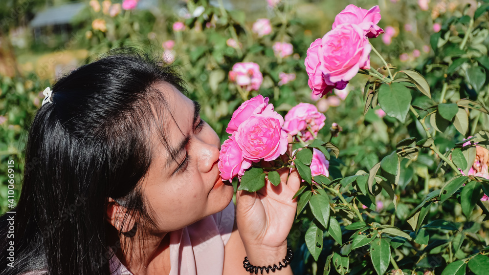 Fototapeta premium woman smelling flowers
