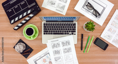 Fotografía Hands draw storyboard and print text on the pc