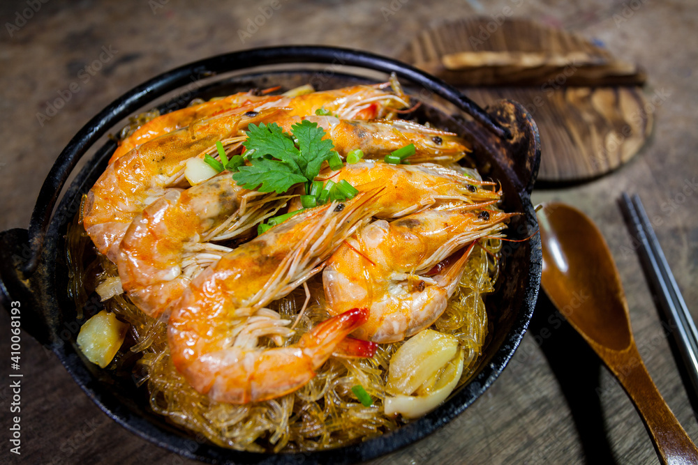 Casseroled prawns with vermicelli in clay pot Casseroled prawns with vermicelli in clay pot
