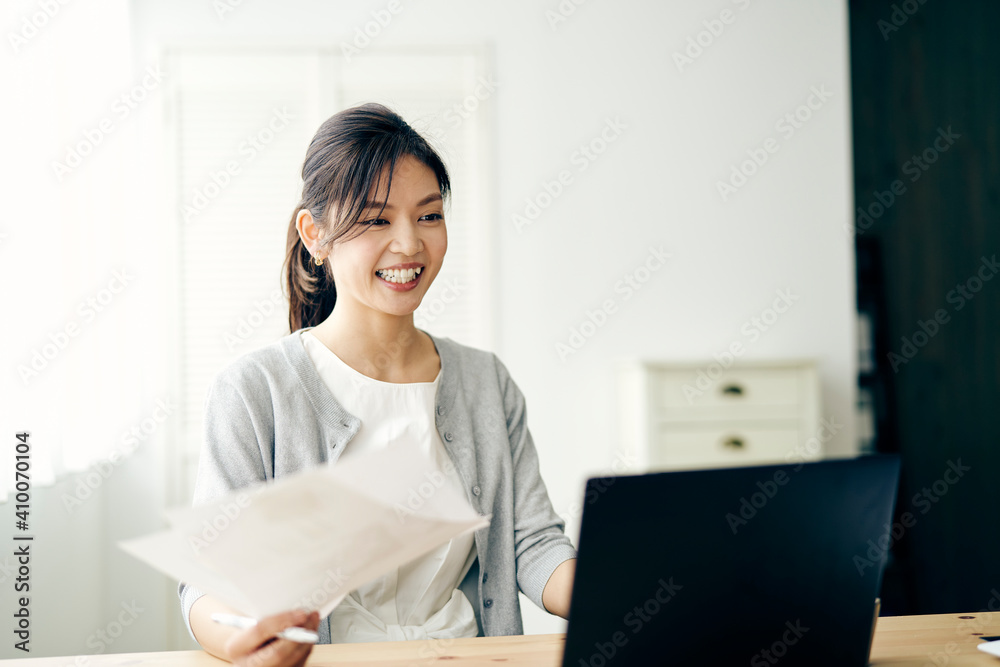 ノートパソコンを見る30代ビジネスウーマン