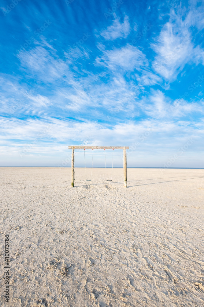 Schaukel am leeren Strand von St. Peter Ording Schaukel am leeren Strand von St. Peter Ording