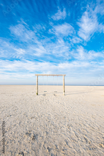 Schaukel am leeren Strand von St. Peter Ording © Robert Poorten