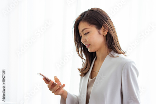 スマートフォンを見る30代ビジネスウーマン photo