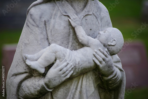 Obraz na plátně Dead baby statue in a Victorian cemetery.