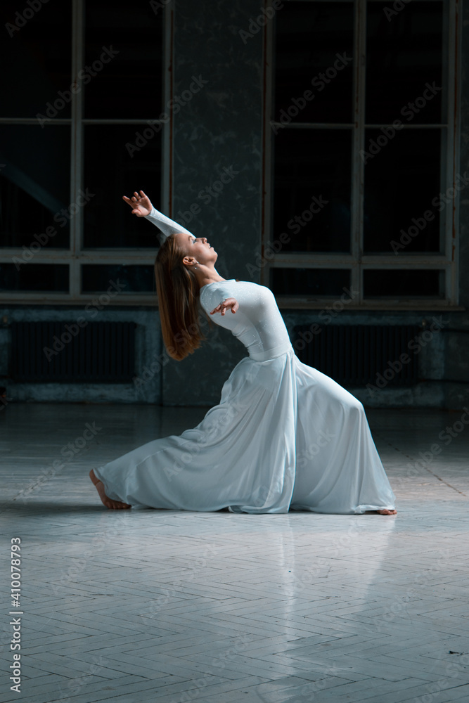 Foto de girl dancing in a white dress, classical, contemporary, ballet ...