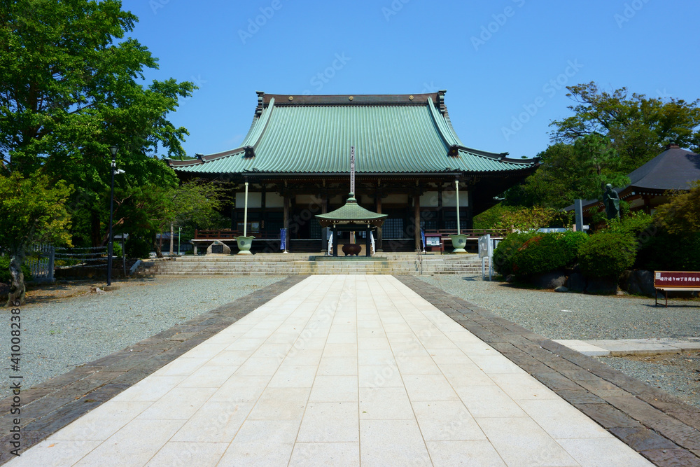 Fujisawa / Japan. Yugyo-ji Temple. Hondo of Yugyo-ji is one of the largest wooden main halls of Buddhist temples in Tokaido area Fujisawa / Japan. Yugyo-ji Temple. Hondo of Yugyo-ji is one of the largest wooden main halls of Buddhist temples in Tokaido area