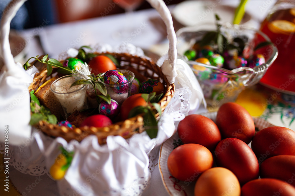 Wielkanocny stół, koszyk, jajka, potrawy wielkanocne - obrazy, fototapety, plakaty 