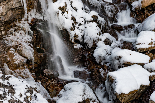 Kuhfluchtwasserfälle in Farchant im Winter mit Schnee