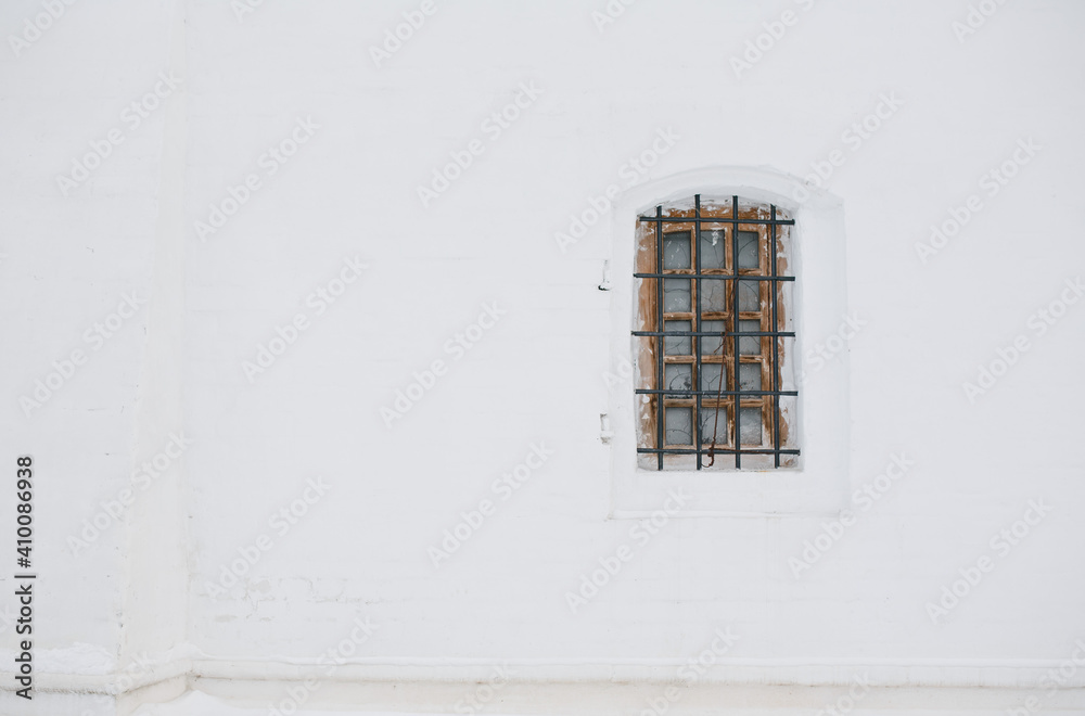 Obraz premium Window with bars on a white wall. 