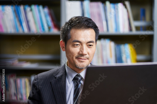 Canvas Print asian business man working in office using laptop