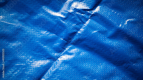 Loneta de plástico trenzado azul con superficie brillante arrugado