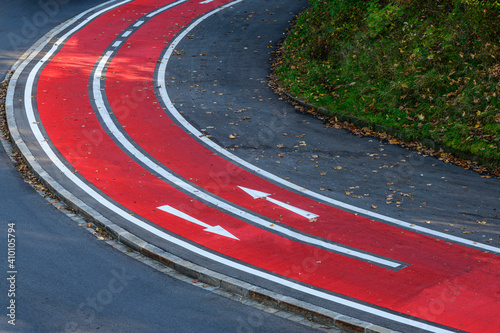 Perfekte Radwege-Markierung für je eine Spur pro Richtung im Gegenverkehr © ARochau