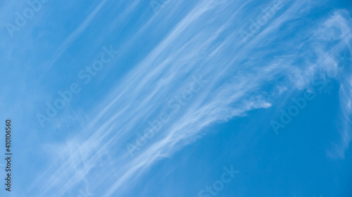 Cielo azul con nubes blancas ligeras photo