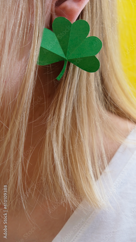 Naklejka premium Clover is like a girl's earring. The concept for St. Patrick's Day.