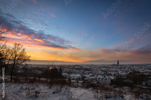 Sonnenaufgang mit Blick auf Regensburg im Winter bei Schnee