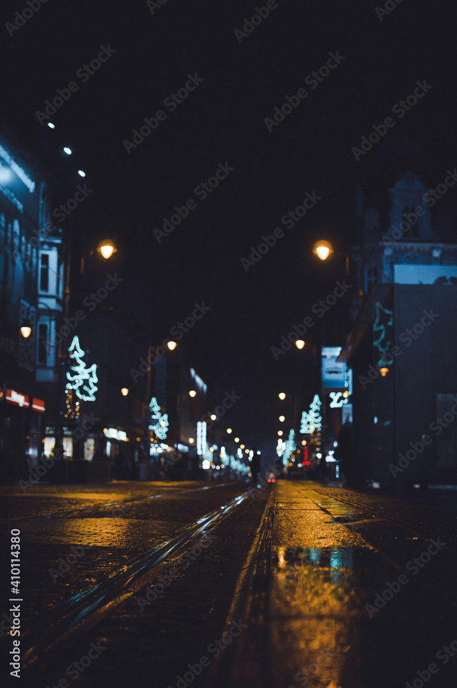 night traffic in the city - obrazy, fototapety, plakaty 