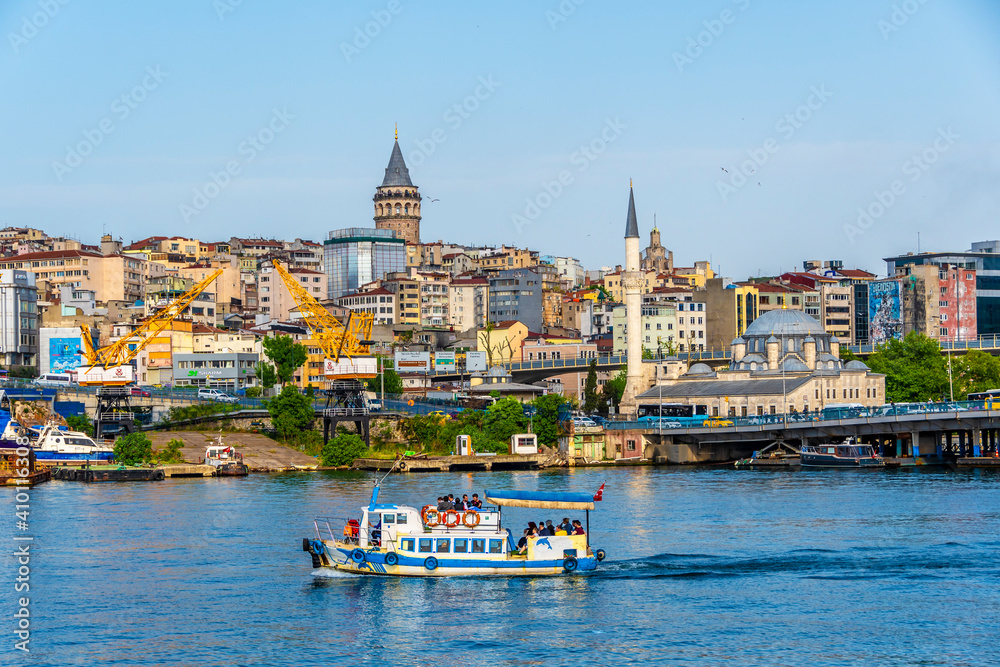 Obraz premium Sokullu Mehmet Pasa Mosque and Halic Metro Bridge view in Istanbul