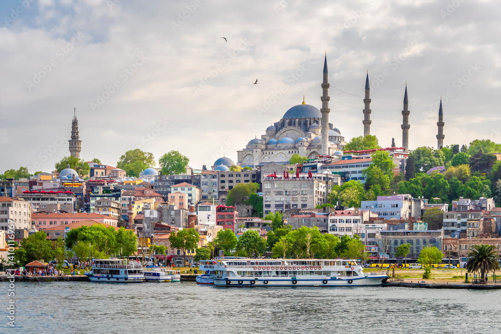 Obraz premium Suleymaniye Mosque view from Halic in Istanbul