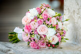 bukiet ślubny z pastelowych róż