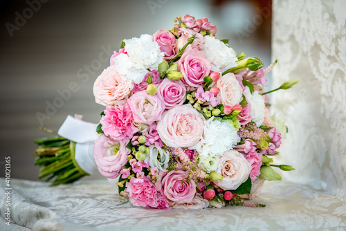 bukiet ślubny z pastelowych róż