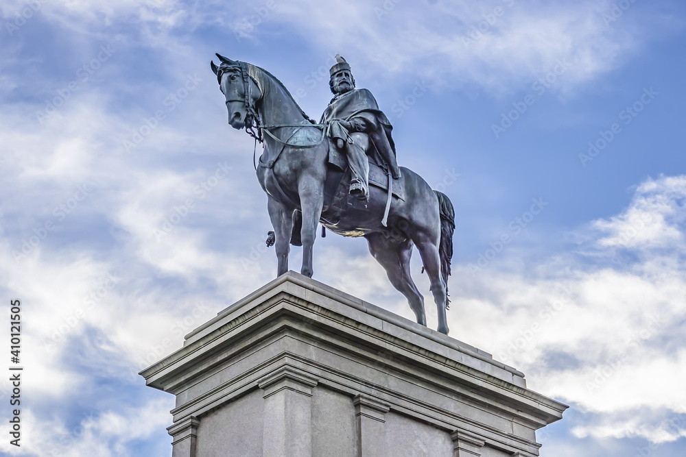 Obraz premium Monument to Giuseppe Garibaldi (1895) - equestrian statue on Janiculum hill at Piazza Garibaldi in Rome. Giuseppe Garibaldi was an Italian general, patriot and republican. Rome, Italy.