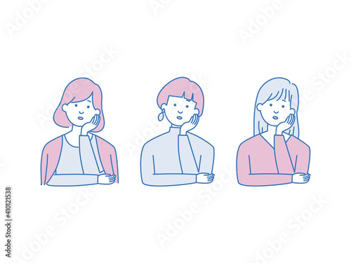 首をかしげる女性